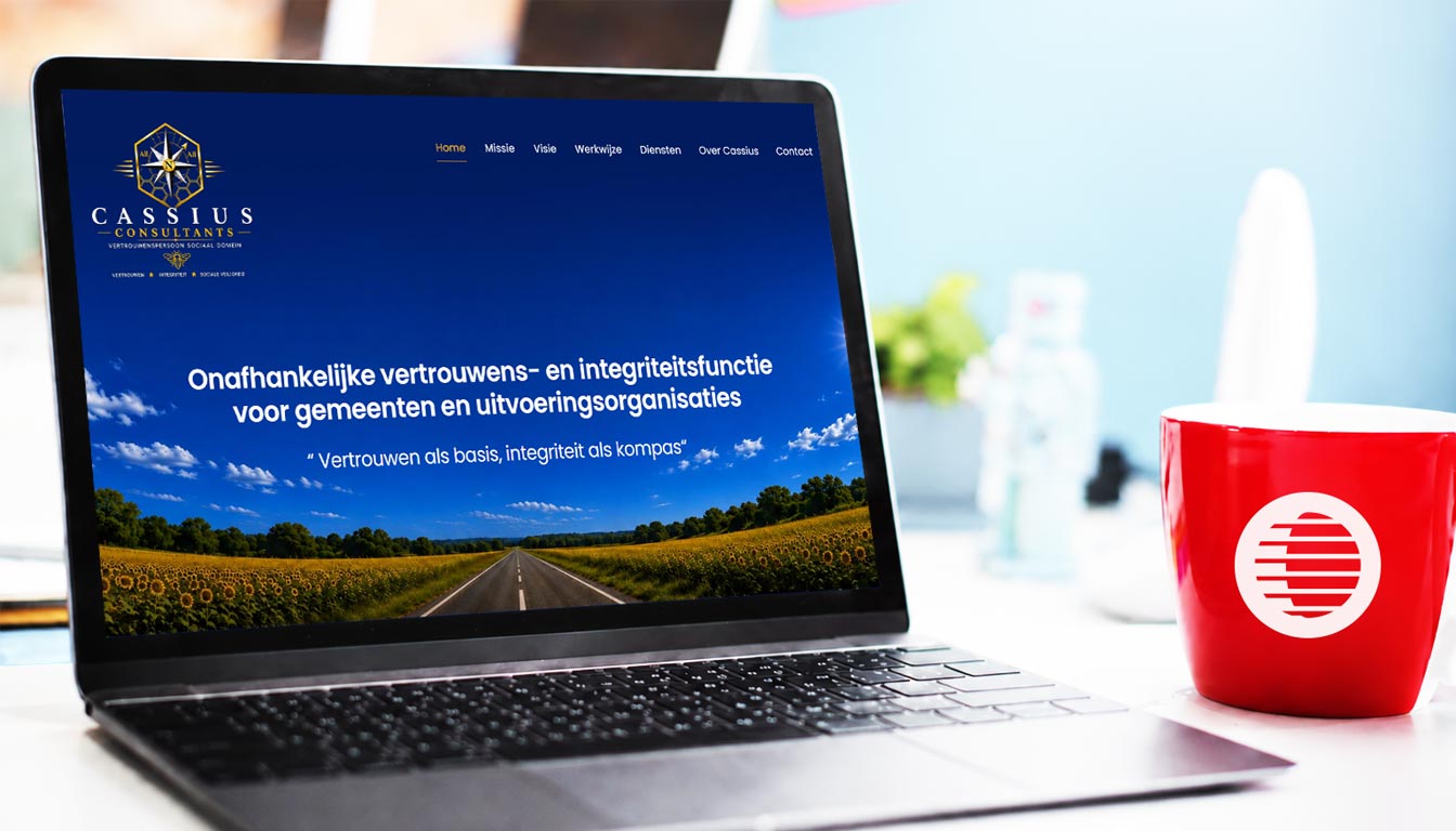 Laptop met de nieuwe WordPress website van Cassius Consultants, extern vertrouwenspersoon voor gemeenten, gemaakt door AlphaWeb